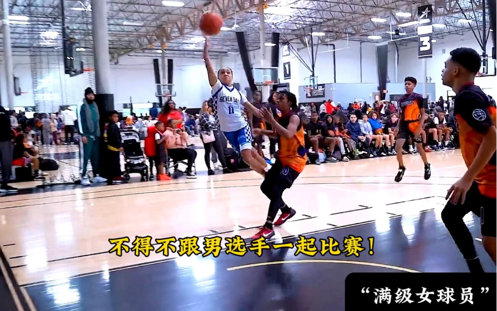 篮球赛事中球员间的紧张对抗,场面激烈 篮球赛事中球员间的紧张对抗,场面激烈