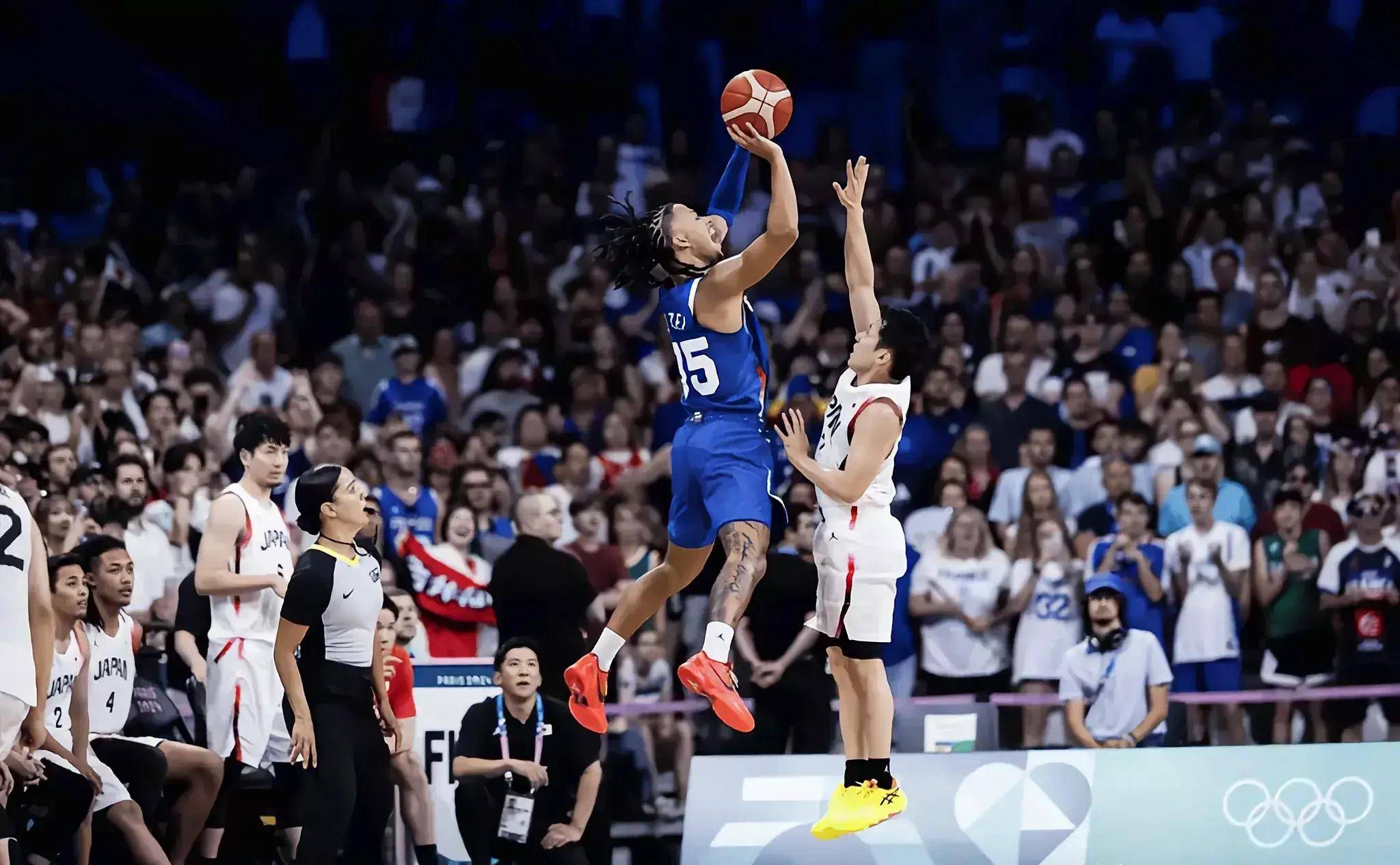 篮球赛事中球员间的紧张对抗,场面激烈 篮球赛事中球员间的紧张对抗,场面激烈