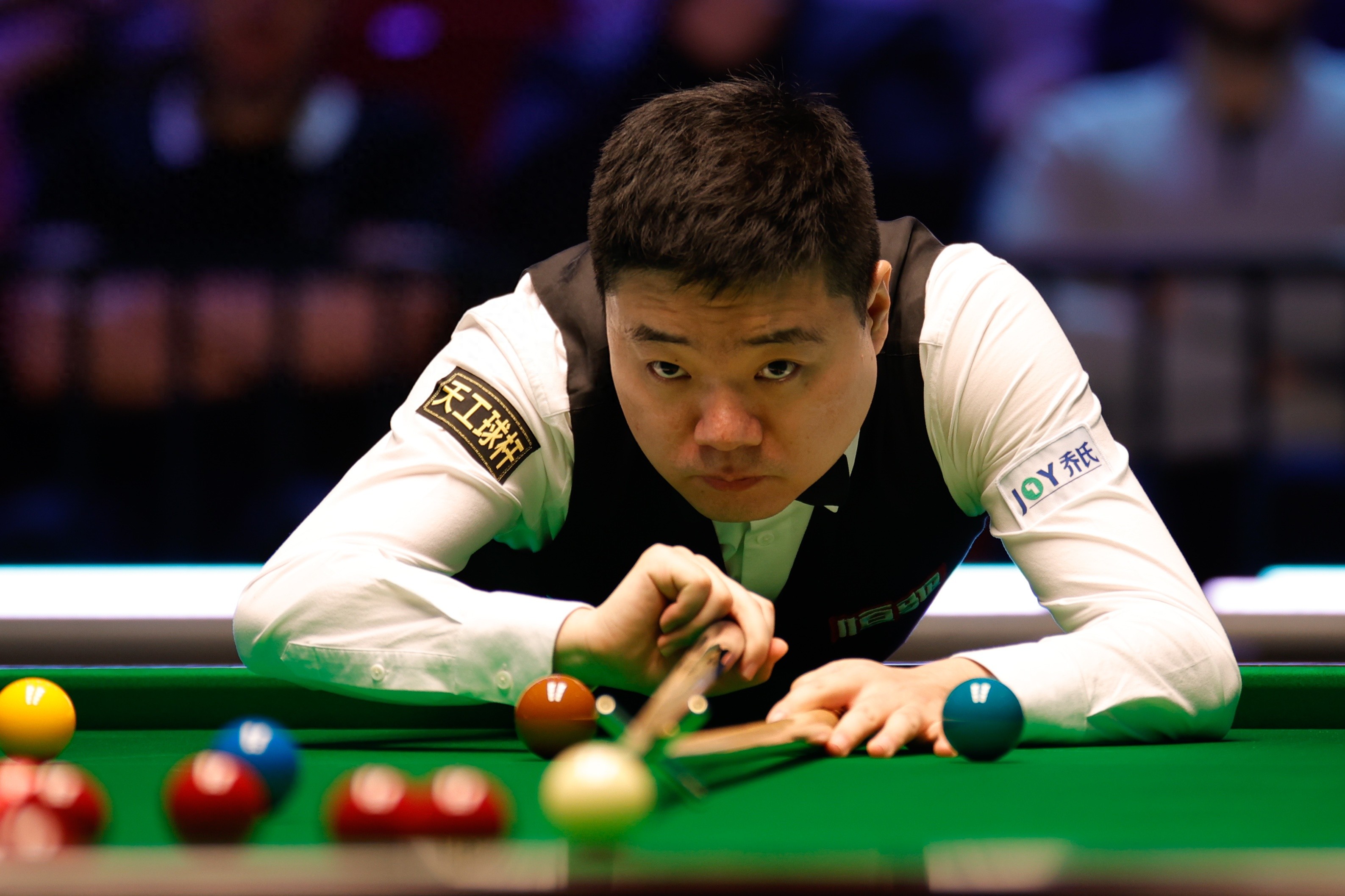 精彩不断!顶级球员奋力拼搏争夺冠军 精彩不断!顶级球员奋力拼搏争夺冠军