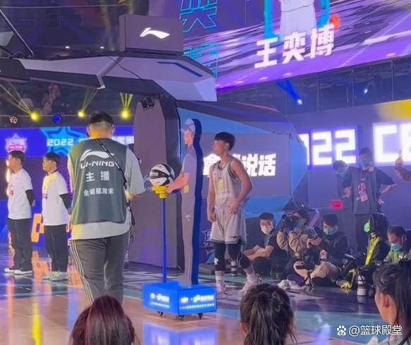 全明星球员在比赛中施展绝招,场上呈现精彩对决 全明星球员在比赛中施展绝招,场上呈现精彩对决