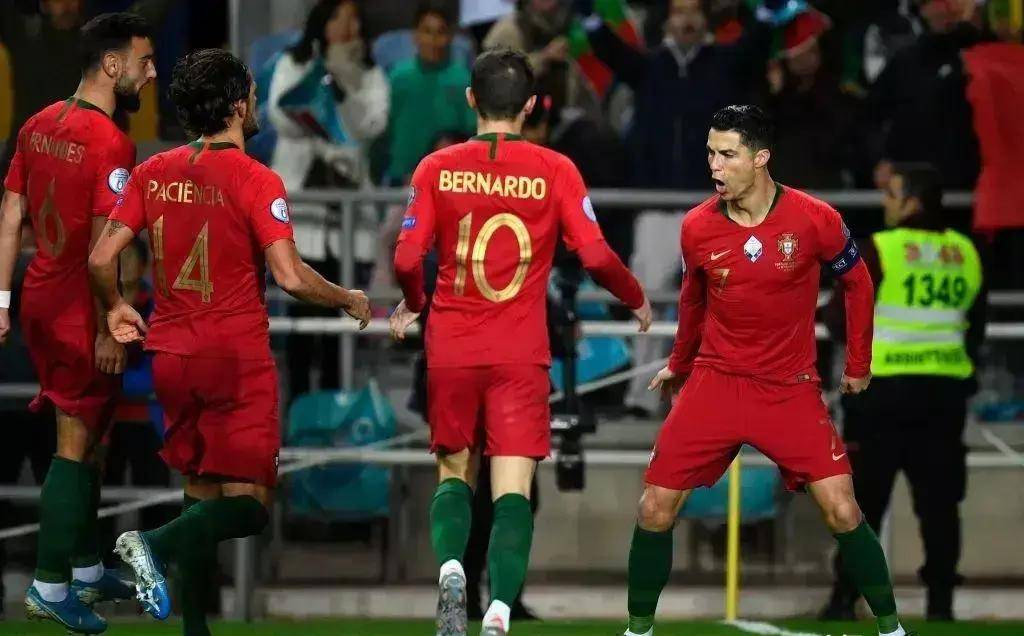 葡萄牙队长领衔新赛季开幕仪式 葡萄牙队长领衔新赛季开幕仪式