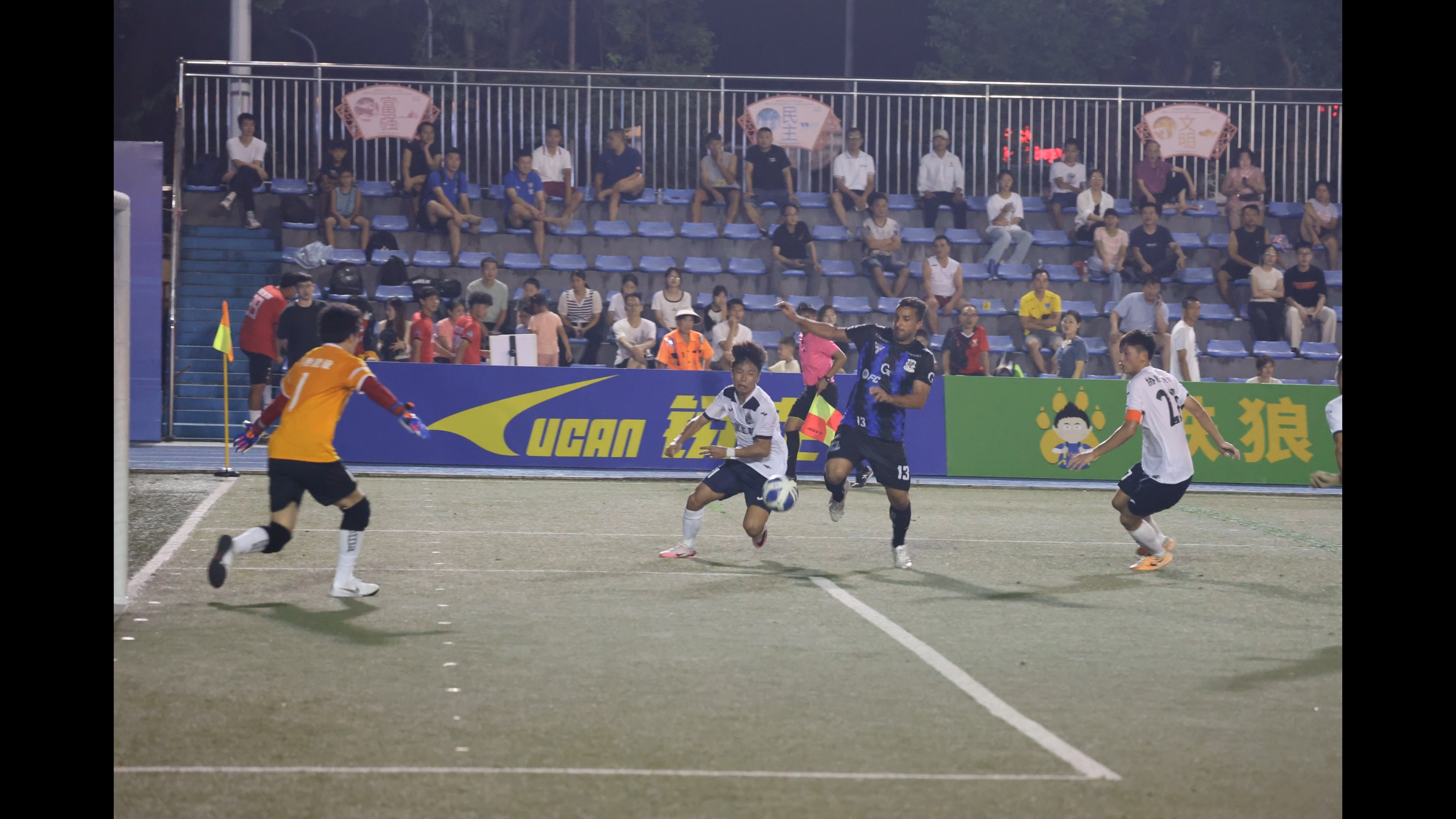 本周末的足球比赛斗志昂扬,球场激情澎湃 本周末的足球比赛斗志昂扬,球场激情澎湃