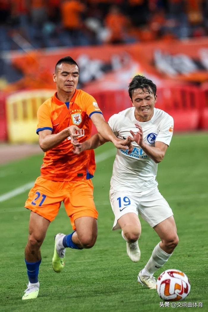亚冠赛场球员绝技飞舞,观众喝彩声震天 亚冠赛场球员绝技飞舞,观众喝彩声震天