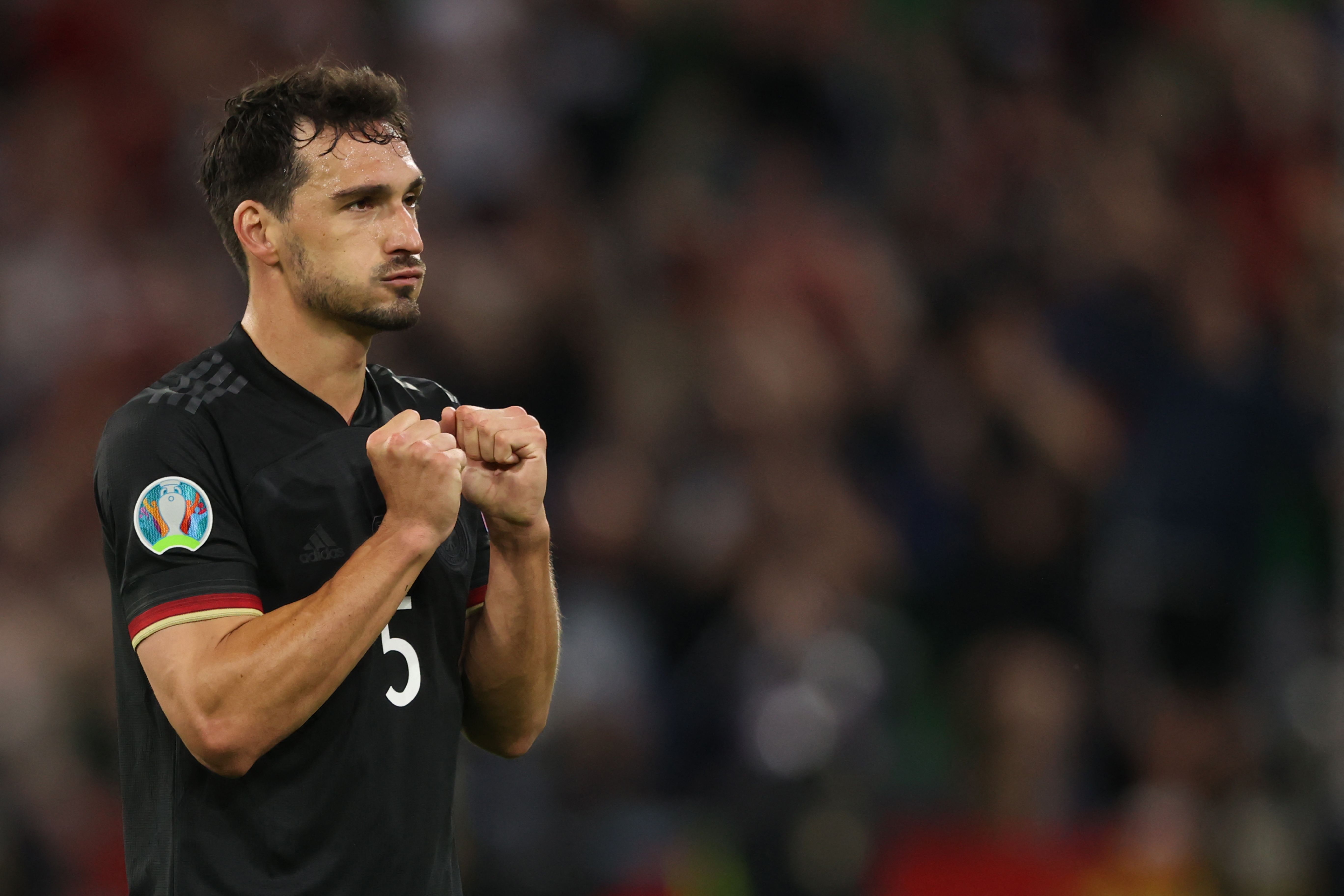 罗杰·比顿在比赛中完成致命射门 罗杰·比顿在比赛中完成致命射门