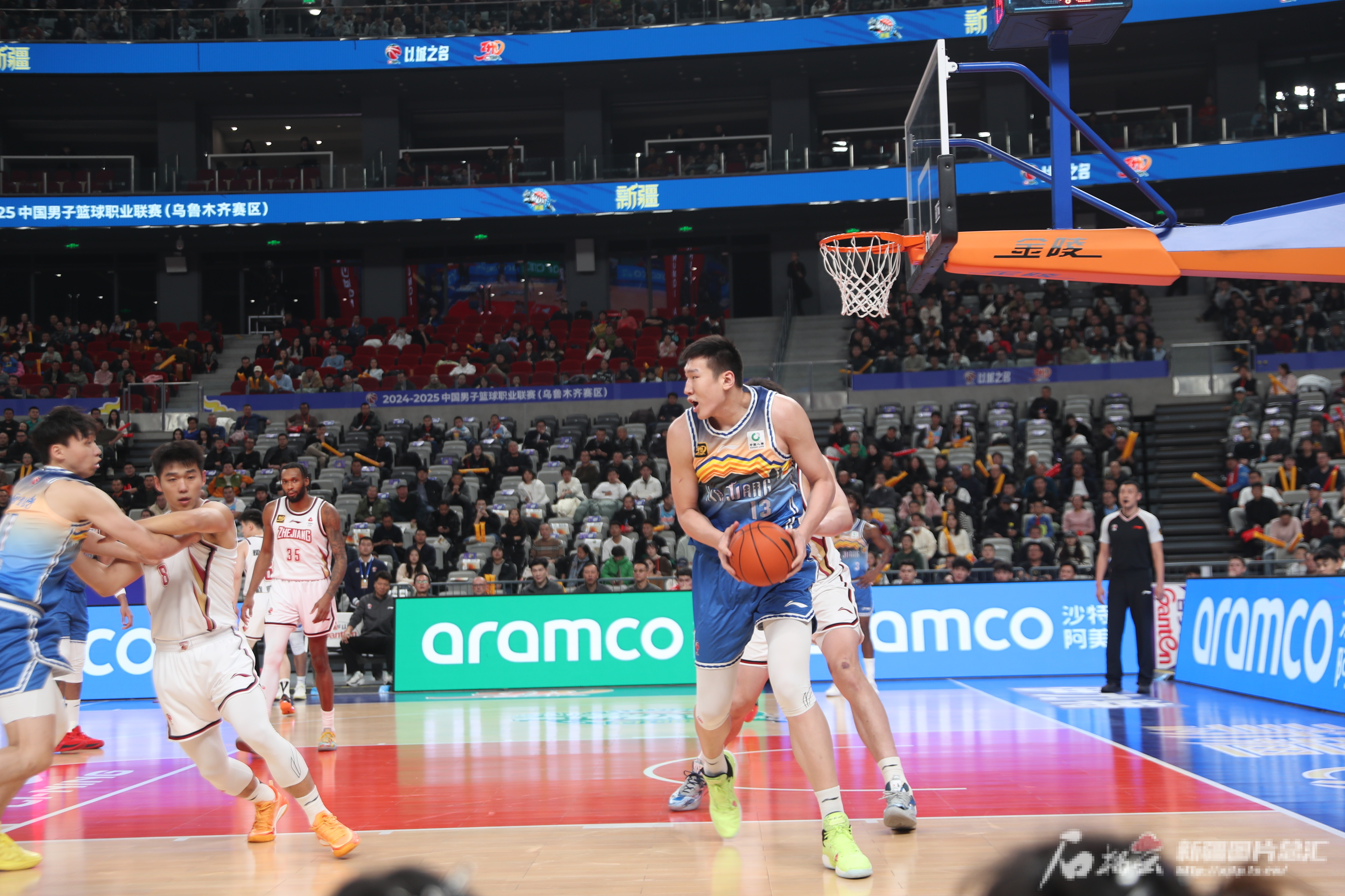 热门球队连连猛攻,成功得手 热门球队连连猛攻,成功得手