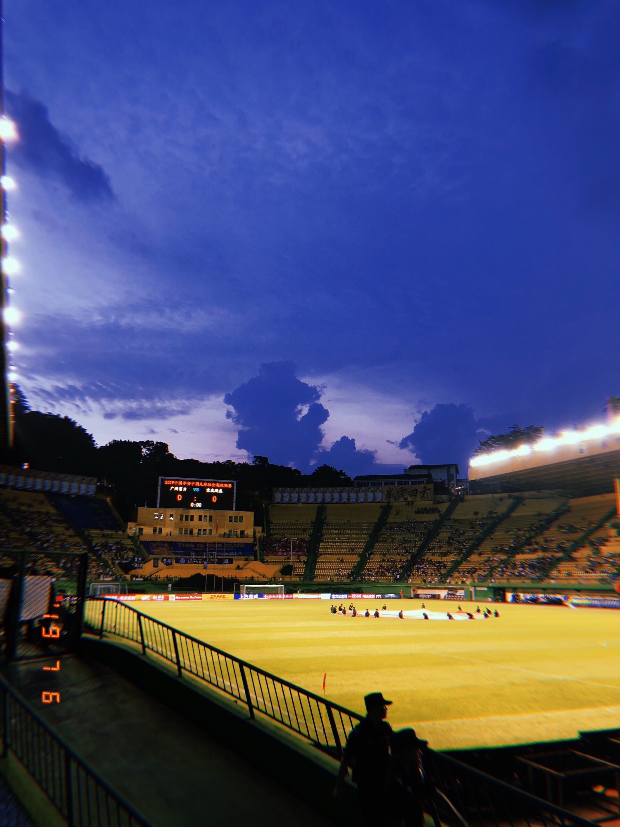 足球竞技:重庆斯威客场战胜广州富力,胜利走出低谷 足球竞技:重庆斯威客场战胜广州富力,胜利走出低谷