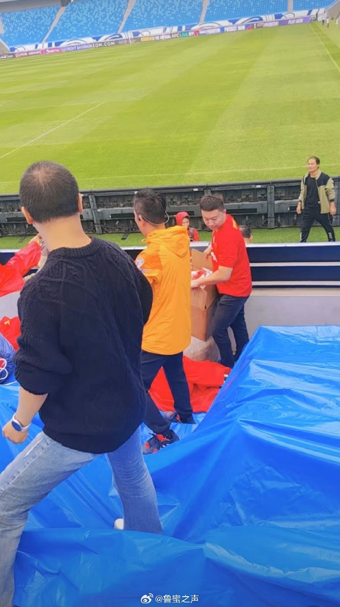 双方球员技术娴熟,场下球迷鼓劲呐喊 双方球员技术娴熟,场下球迷鼓劲呐喊