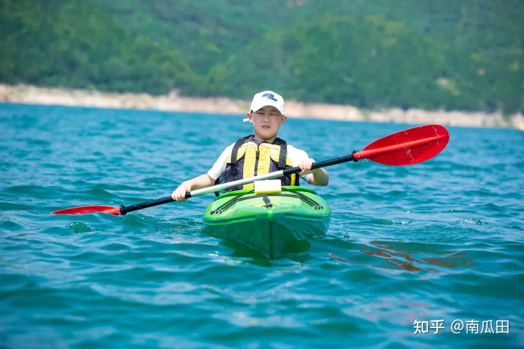 皮划艇表演高难度动作,荣获评委点赞 皮划艇表演高难度动作,荣获评委点赞