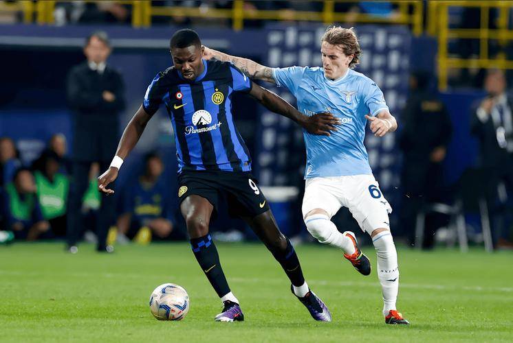 柏林联队坐镇主场迎战云达不来梅,备受瞩目 柏林联队坐镇主场迎战云达不来梅,备受瞩目