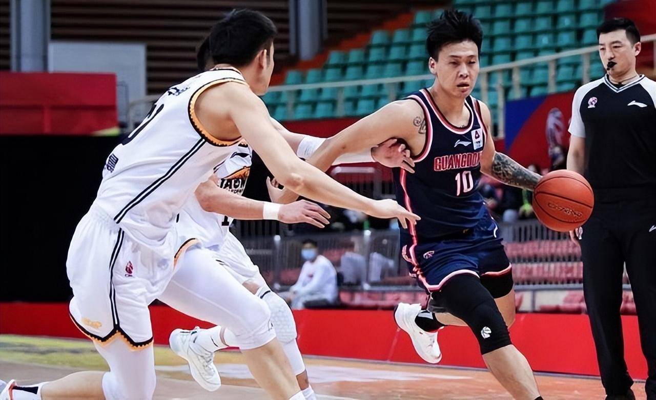 江苏男篮惊险逆转,关键时刻崭露锋芒 江苏男篮惊险逆转,关键时刻崭露锋芒