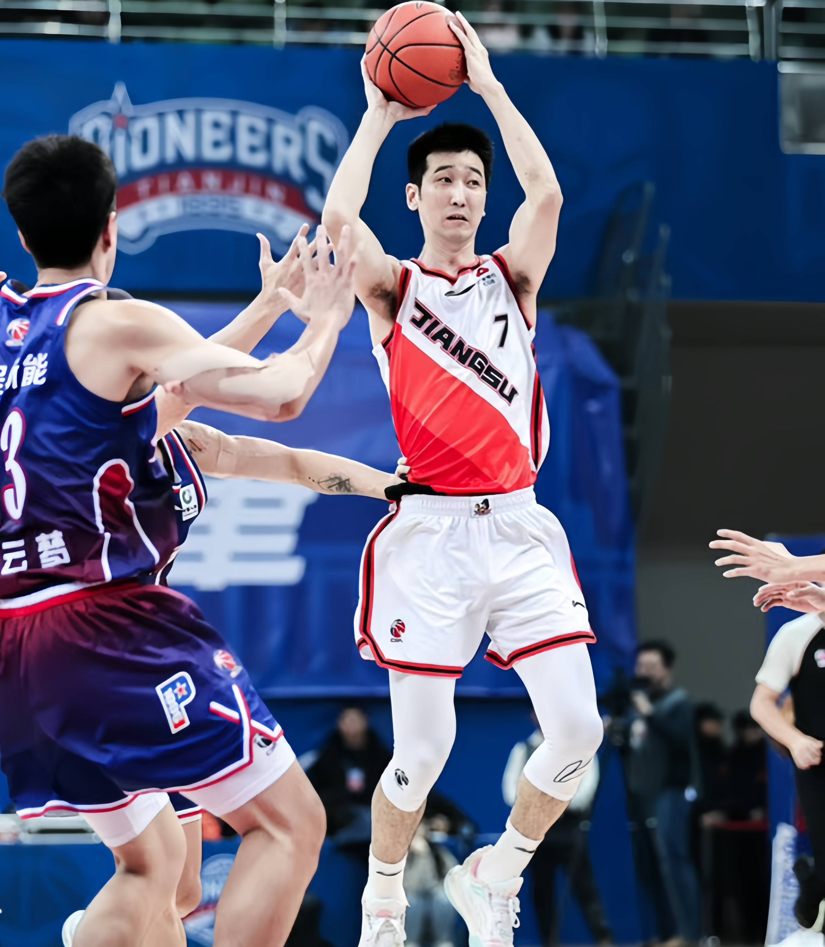 江苏男篮惊险逆转,关键时刻崭露锋芒 江苏男篮惊险逆转,关键时刻崭露锋芒