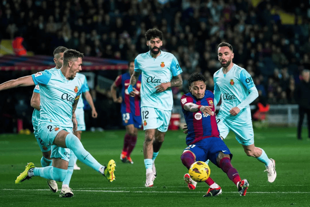 阿贾克斯客场战胜阿尔克马尔,取得三分 阿贾克斯客场战胜阿尔克马尔,取得三分