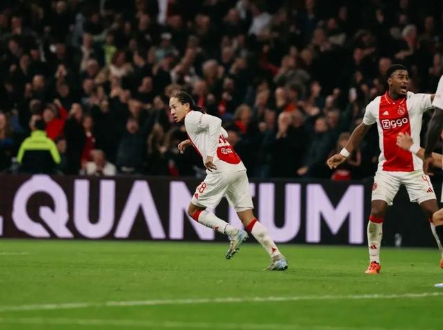 阿贾克斯客场战胜阿尔克马尔,取得三分 阿贾克斯客场战胜阿尔克马尔,取得三分