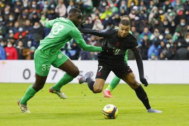 斯图加特球员在比赛中奋勇拼搏