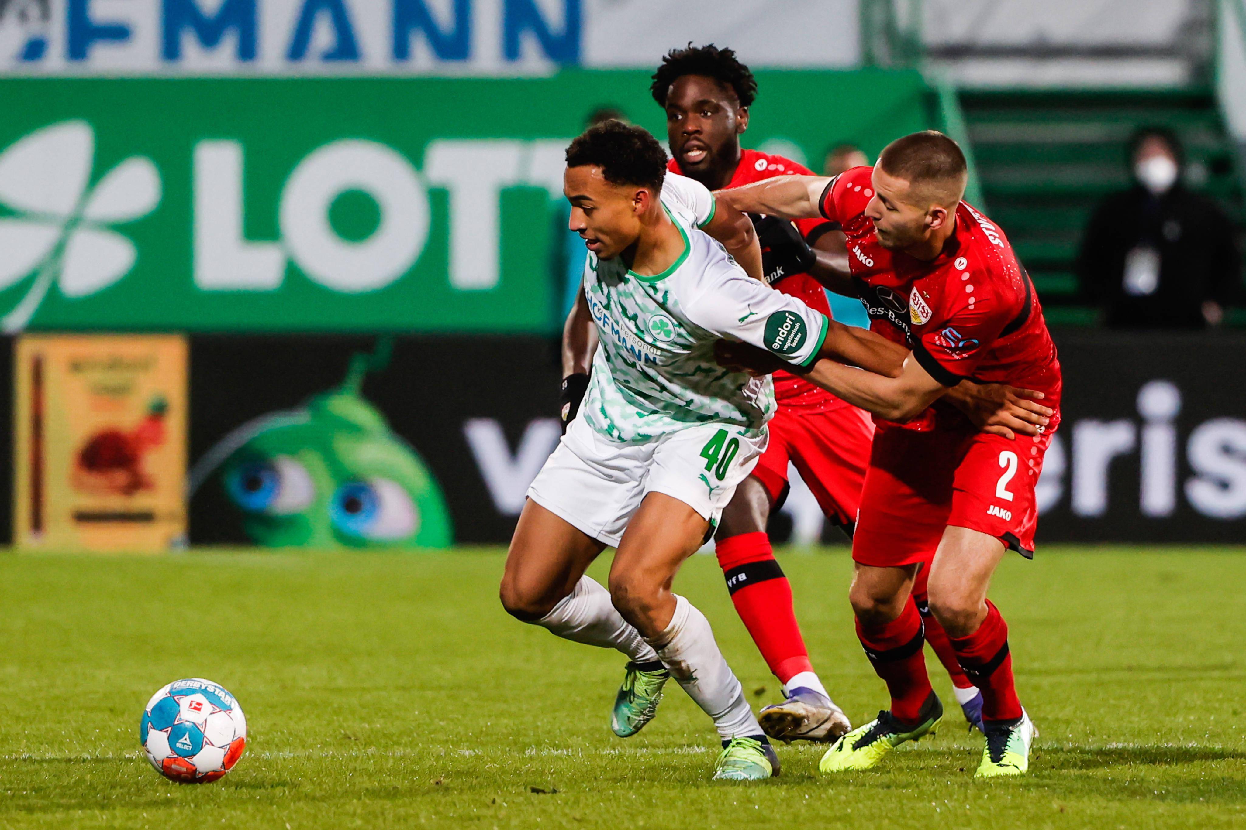 斯图加特球员在比赛中奋勇拼搏