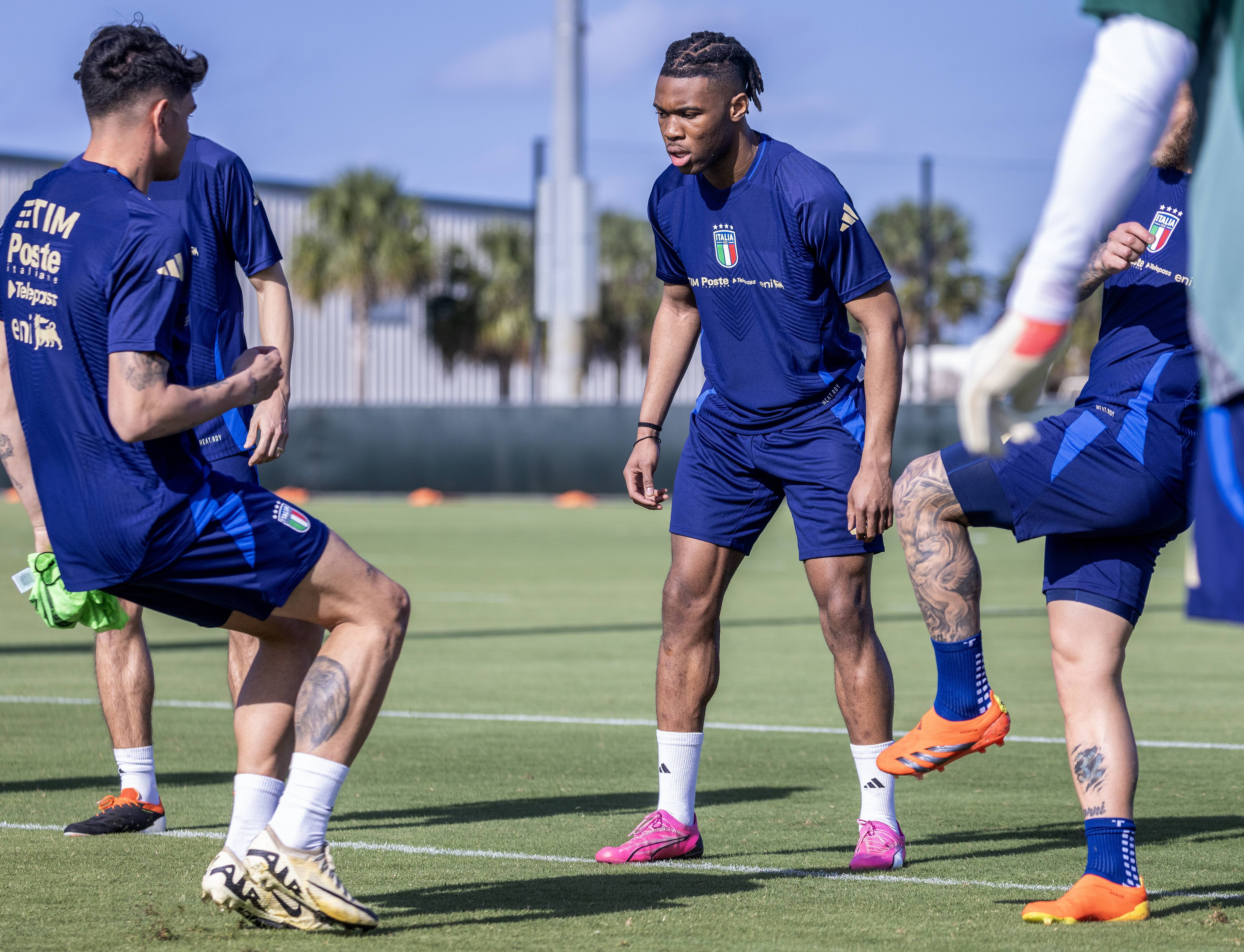 意大利国内足球比赛引发球迷狂热 意大利国内足球比赛引发球迷狂热