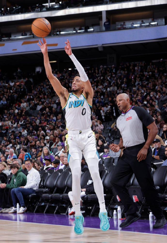 步行者队在主场迎来精彩比赛 步行者队在主场迎来精彩比赛