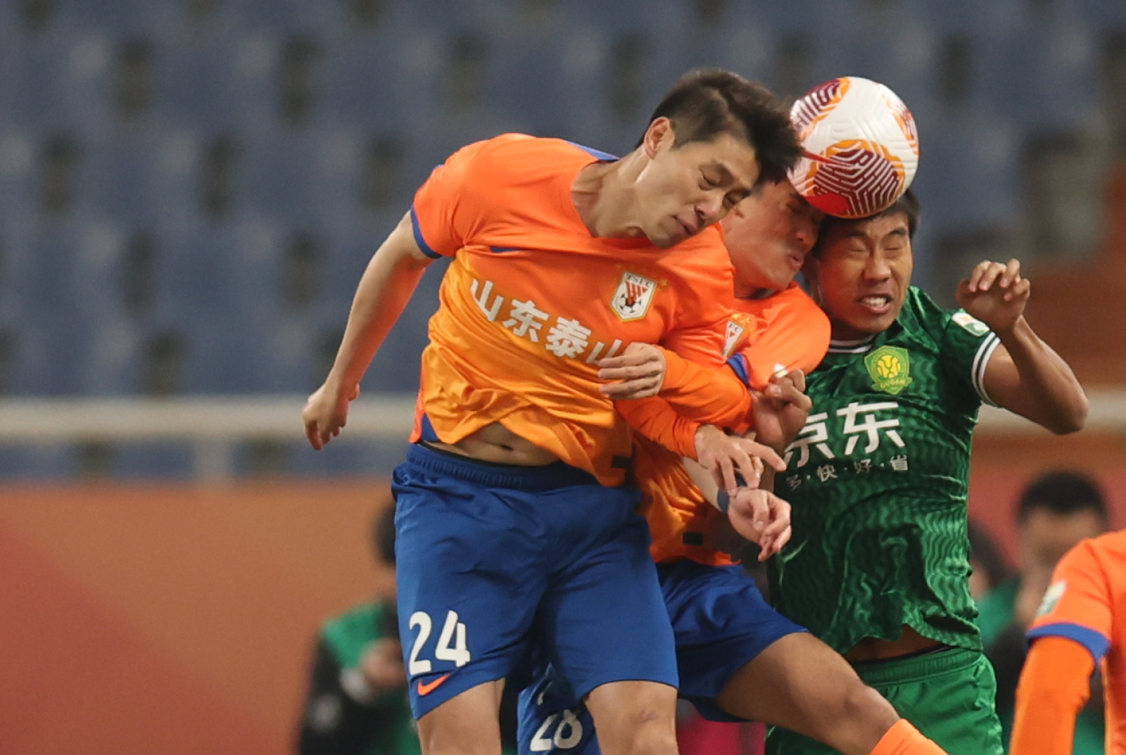 山东鲁能全队发挥出色,客场战胜对手士气高昂 山东鲁能全队发挥出色,客场战胜对手士气高昂