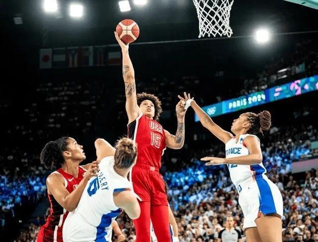 紧张刺激!球场上的激烈对抗 紧张刺激!球场上的激烈对抗