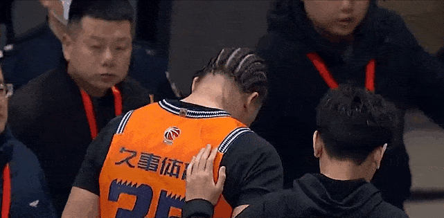 球员意外受伤,比赛现场陷入紧张 球员意外受伤,比赛现场陷入紧张