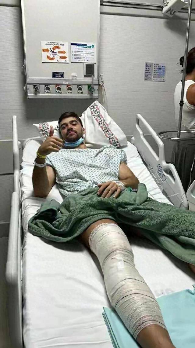 球员意外受伤,比赛现场陷入紧张 球员意外受伤,比赛现场陷入紧张