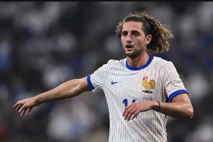 埃德里安·拉比奥特在比赛中制造多次进球机会 埃德里安·拉比奥特在比赛中制造多次进球机会