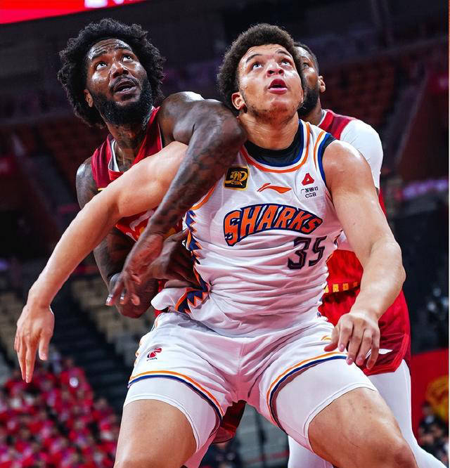 上海男篮表现稳定,连胜达到三场 上海男篮表现稳定,连胜达到三场