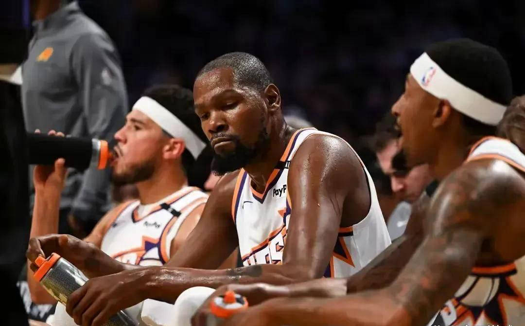 狼队深陷连败泥潭,保级压力骤增 狼队深陷连败泥潭,保级压力骤增