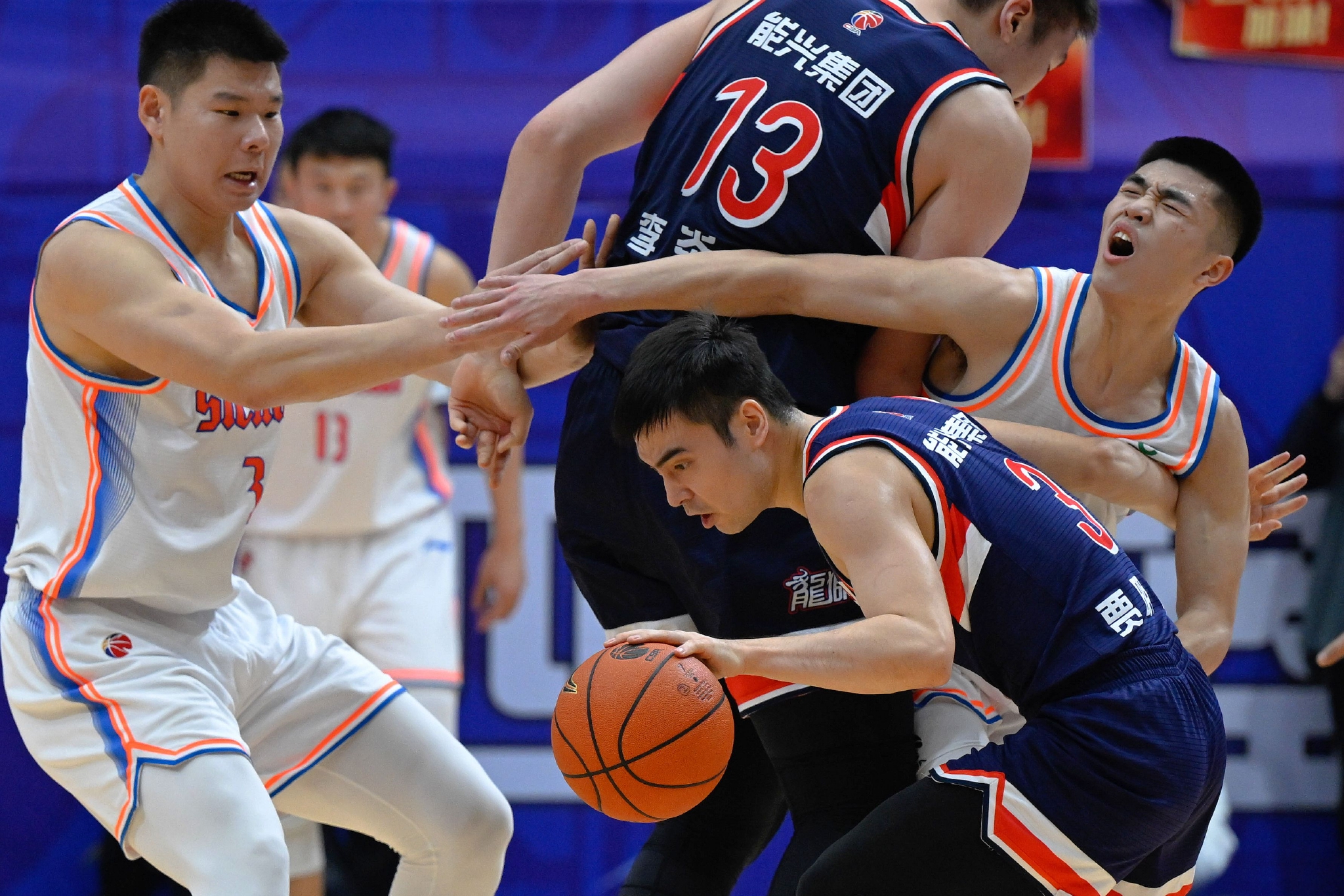 广东龙狮力挫山东,全队誓夺胜利 广东龙狮力挫山东,全队誓夺胜利