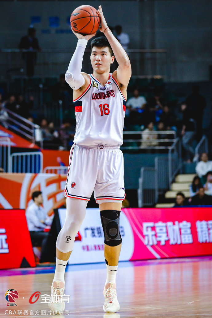 广东龙狮力挫山东,全队誓夺胜利 广东龙狮力挫山东,全队誓夺胜利