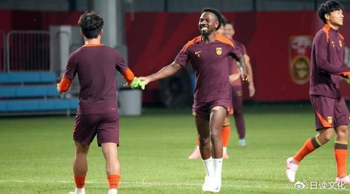 摩纳哥球员集训备战，队伍士气高昂