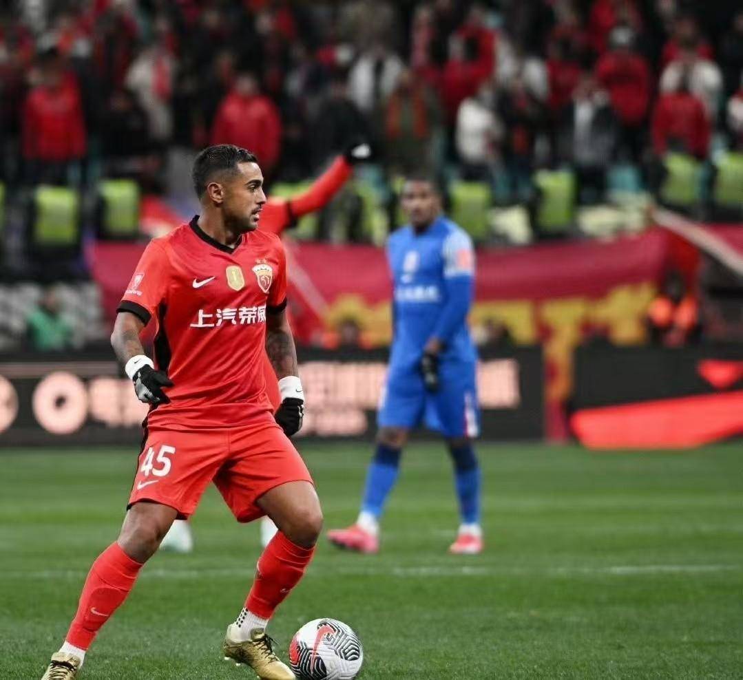 中超球员技术精湛,惊艳全场 中超球员技术精湛,惊艳全场