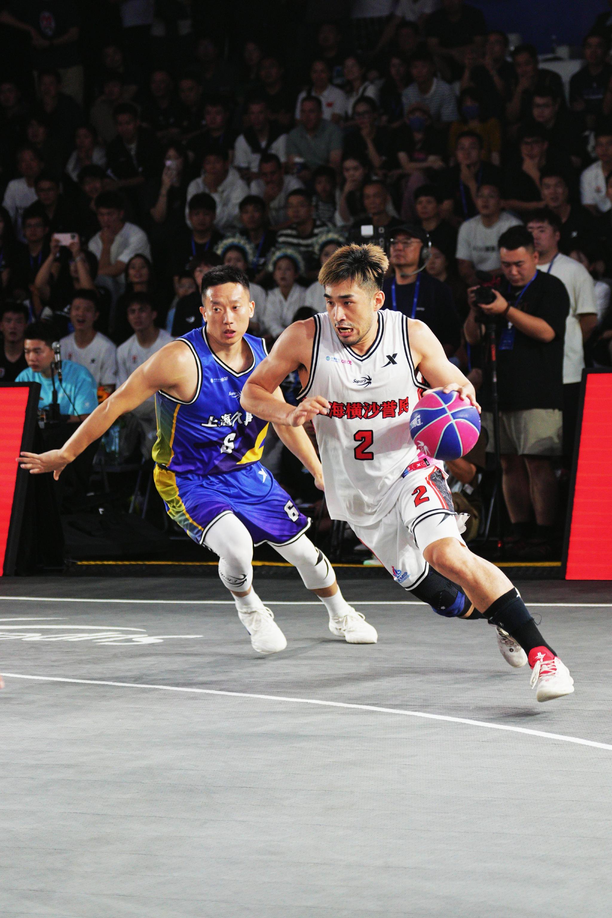 比赛节奏明快,球员体能全开 比赛节奏明快,球员体能全开