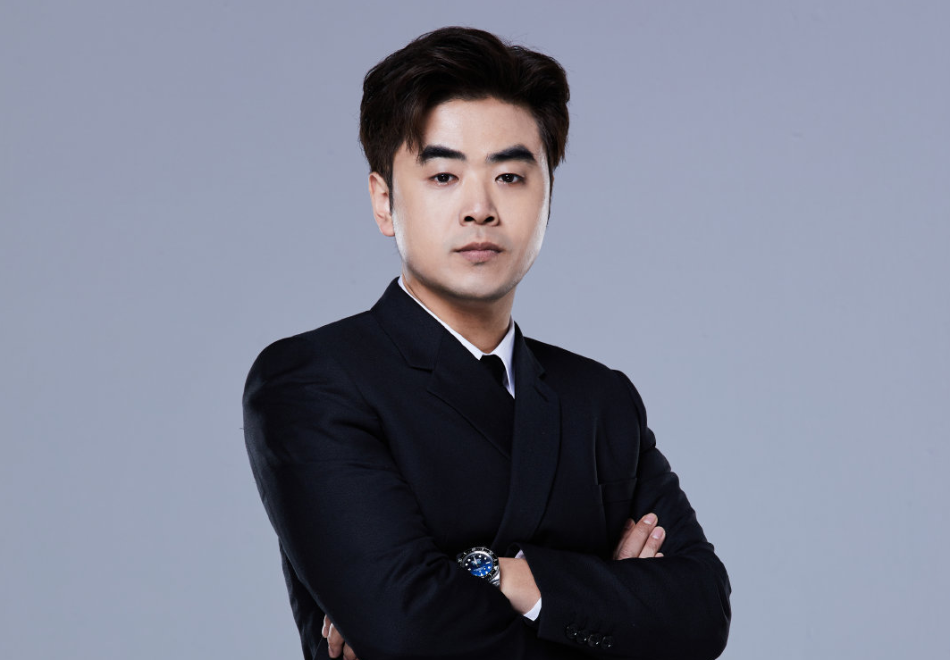 教练团队深夜开会商讨新战术，备战下一场较量