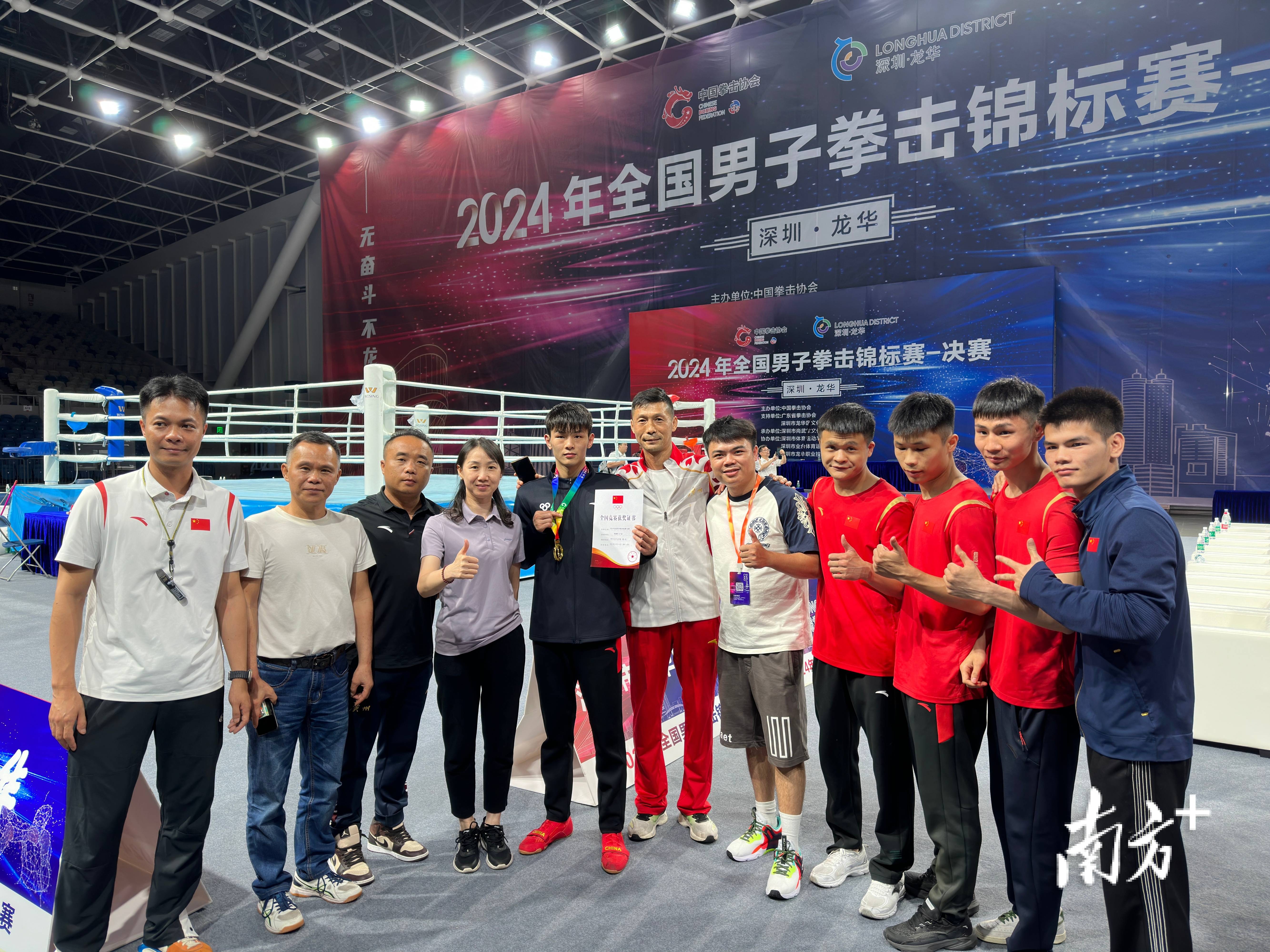 拳击擂台对决惊险紧逼,胜者脱颖而出 拳击擂台对决惊险紧逼,胜者脱颖而出