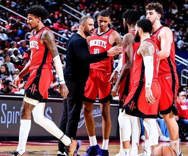 康贝里主场击败劲敌,球队冲击前列 康贝里主场击败劲敌,球队冲击前列