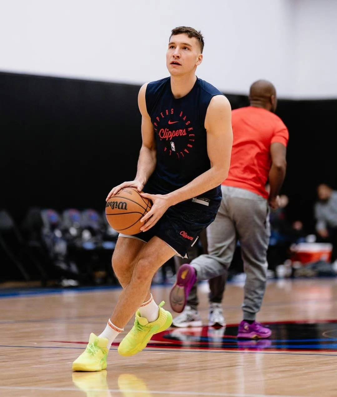 背靠背比赛困扰球队备战，体能透支明显