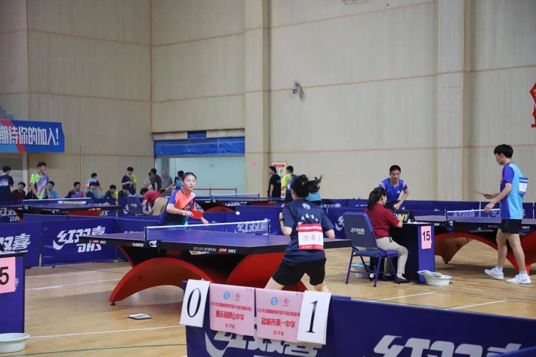 热烈的比赛现场让人感受到体育运动的魅力! 热烈的比赛现场让人感受到体育运动的魅力!