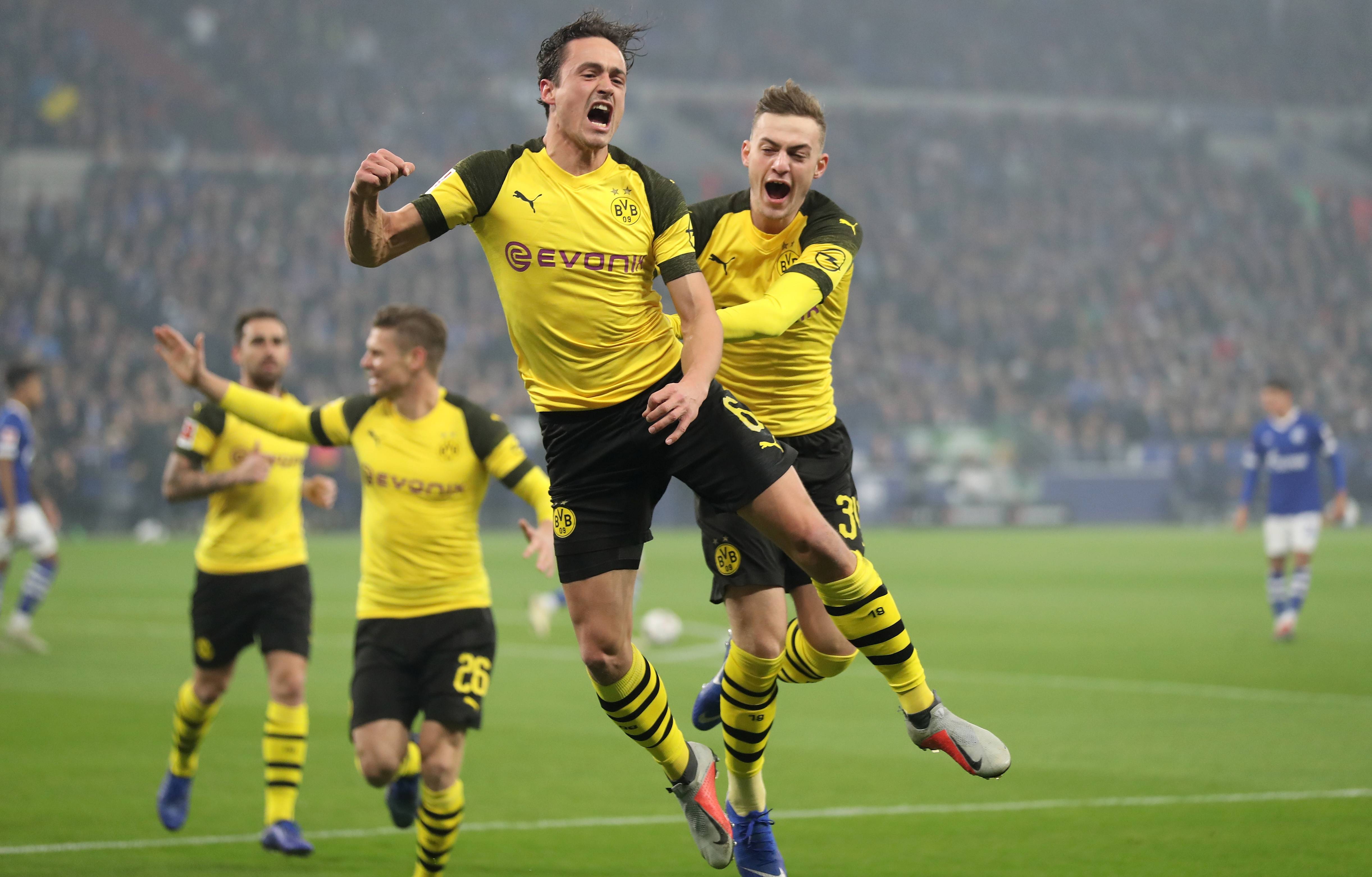 足球赛场战术变幻莫测,球队实力对决无比激烈 足球赛场战术变幻莫测,球队实力对决无比激烈