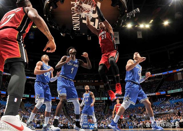 球场上拼抢激烈引发场面动荡