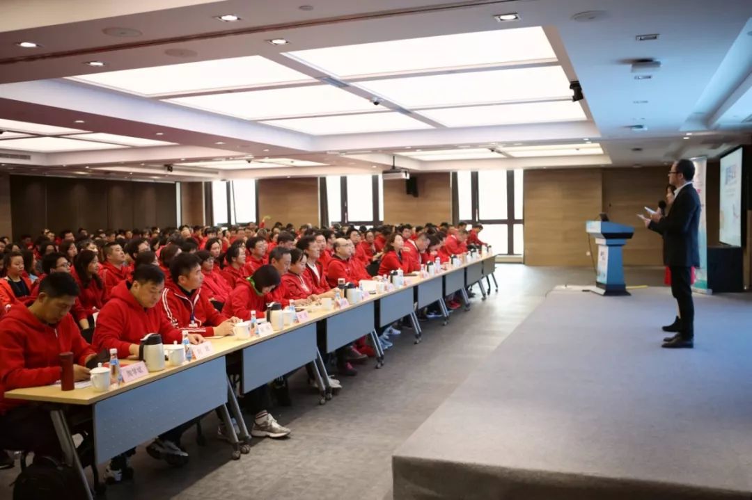 球场上拼抢激烈引发场面动荡