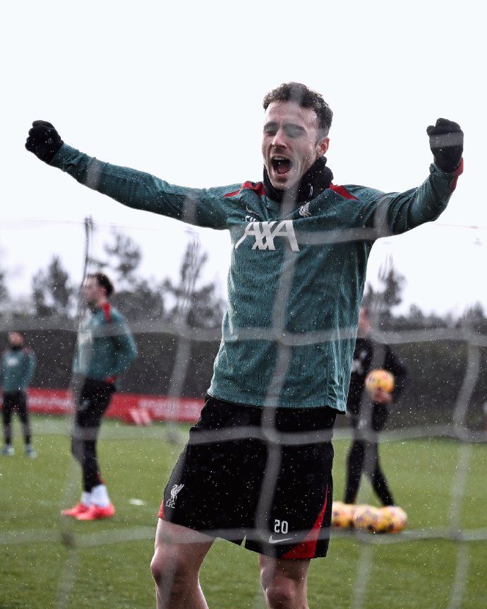 球员个人表现亮眼,为球队赢得关键战役 球员个人表现亮眼,为球队赢得关键战役