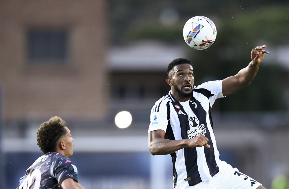 尤文图斯后卫破门,帮助球队取得胜利 尤文图斯后卫破门,帮助球队取得胜利