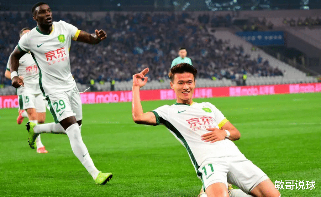 国安队员合力作战,拼尽全力为胜利冲刺 国安队员合力作战,拼尽全力为胜利冲刺