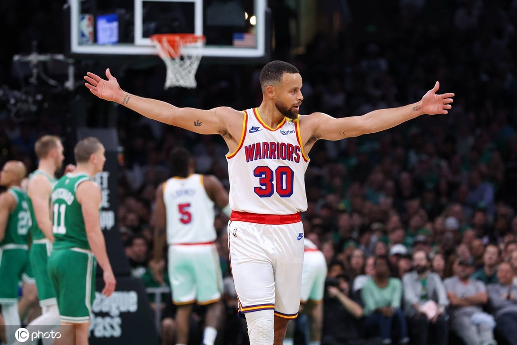 勇士大胜步行者,库里生涯三分命中达到4000 勇士大胜步行者,库里生涯三分命中达到4000