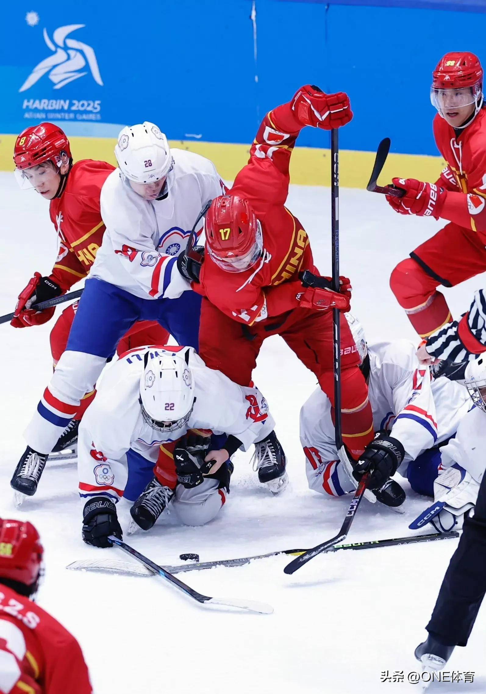 世界冰球锦标赛:中国队夺冠飘扬 世界冰球锦标赛:中国队夺冠飘扬