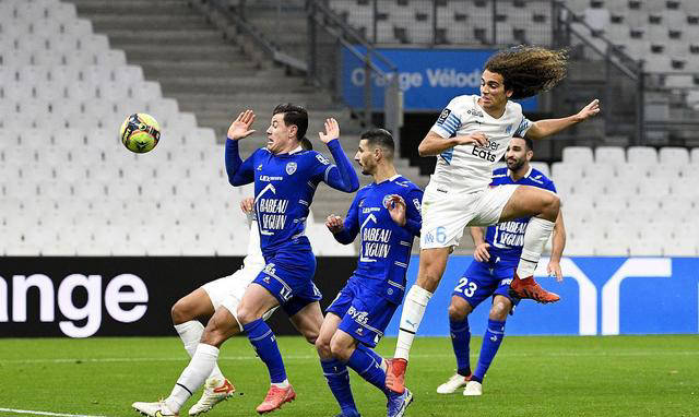 里昂球员在法甲联赛中取得关键胜利 里昂球员在法甲联赛中取得关键胜利