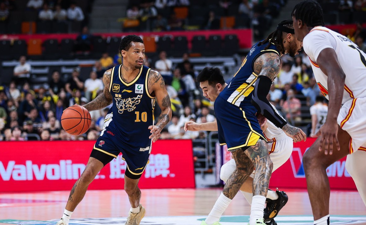 外援球员在比赛中展现绝佳表现,带领球队逆转胜利 外援球员在比赛中展现绝佳表现,带领球队逆转胜利