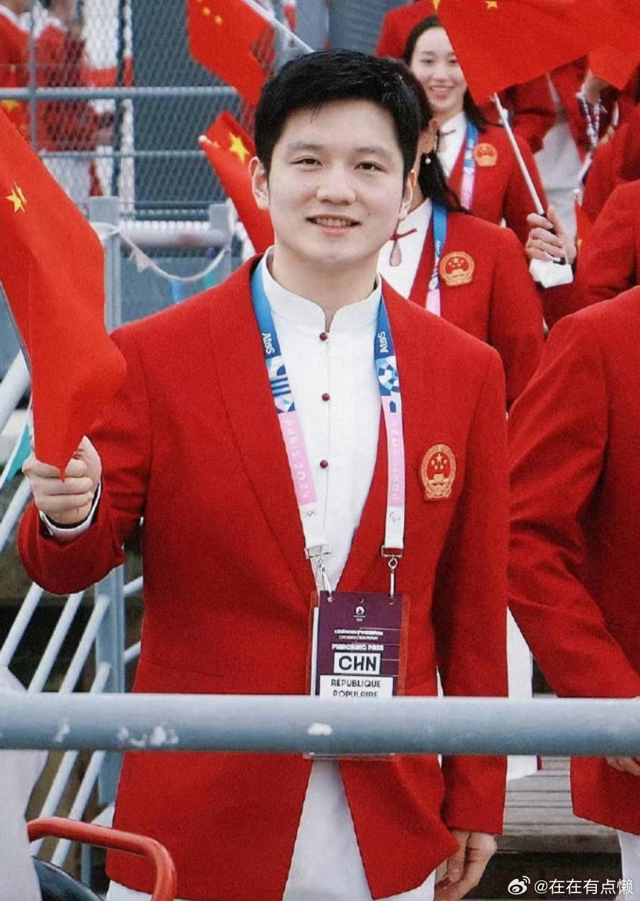 雄赳赳!勇夺金牌运动员笑逐颜开 雄赳赳!勇夺金牌运动员笑逐颜开