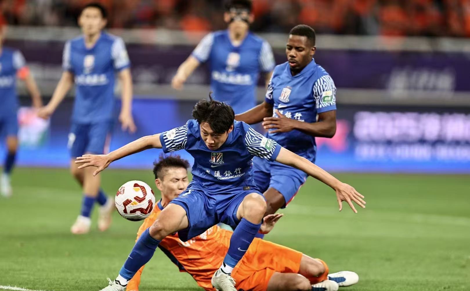 中亚代表奋力拼搏，遗憾落败洲际足球比赛